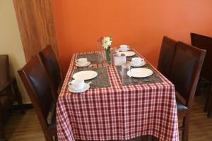 uma mesa com uma toalha de mesa xadrez vermelha e branca em Hotel Family Ties Pvt. Ltd. em Catmandu
