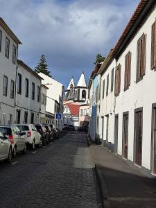 een straat met auto's aan de zijkant van een gebouw bij Casa Hurtere in Horta