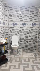 La salle de bains est pourvue de toilettes et d'un mur carrelé. dans l'établissement la perle rare de Sidi Ifni, à Sidi Ifni