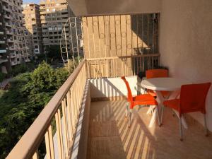 een balkon met een tafel en stoelen bij Apartment closes to city stars شقة فخمة من سيتي ستارز in Caïro
