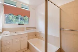 Un baño de Sea Home With a View at Pambula Beach-Pet Friendly 16 fotos más