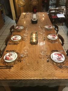 ein langer Tisch mit Tellern und Gläsern darauf in der Unterkunft Chalet Esprit in Morillon + 33 Fotos