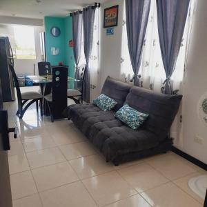 a brown couch in a living room with a table at Apartamento turístico Guaduales del Cafe in Montenegro +10 photos