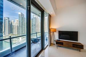 TV a/nebo společenská místnost v ubytování Silverene Tower, Dubai Marina