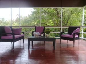 Ruang duduk di Royal Escape - 2