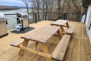 une terrasse en bois avec deux tables de pique-nique et un grill dans l'établissement Lakeview Happy Place - 10 Person House with HOT TUB on Lake Cumberland, à Burnside