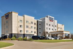 ein Hotel mit davor geparkt in der Unterkunft Fairfield Inn & Suites by Marriott Tupelo in Tupelo