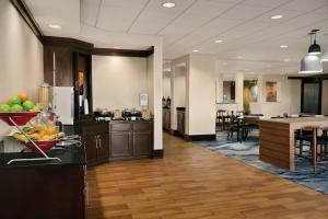 トゥーペロにあるFairfield Inn & Suites by Marriott Tupeloのホテルの広いキッチンとダイニングエリアが備わります。