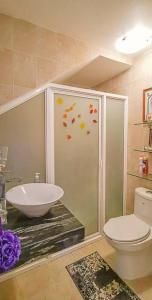 ein Bad mit einem Waschbecken und einem WC in der Unterkunft Villa Aurora Beautiful Beachfront Apartment in Cancún