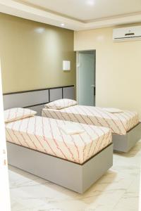 um quarto com duas camas num quarto em Hotel Tenda Obsession em São Paulo