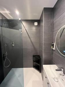 y baño con ducha y lavamanos. en Bob - SuperConfort - HyperCentre en Mulhouse