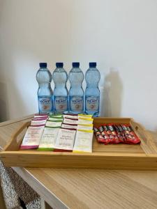 - un plateau avec des bouteilles d'eau sur une table dans l'établissement Bob - SuperConfort - HyperCentre, à Mulhouse