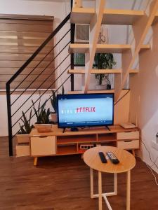 TV a/nebo společenská místnost v ubytování Muji-Inspired, Studio-Type Home at Phirst Park Homes Tanza