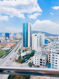 una vista de una ciudad con edificios altos en Đặt phòng chính chủ Hạ Long Lh, en Ha Long