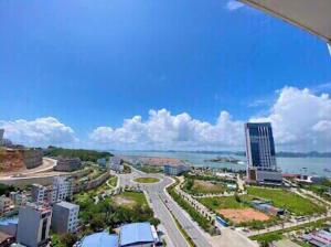 Una vista aérea de una ciudad con un edificio alto. en Đặt phòng chính chủ Hạ Long Lh, en Ha Long 2 fotos más