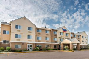 スーフォールズにあるFairfield Inn & Suites Sioux Fallsの駐車場付きホテル