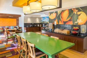 a restaurant with a green table and chairs at Fairfield Inn & Suites Sioux Falls in Sioux Falls