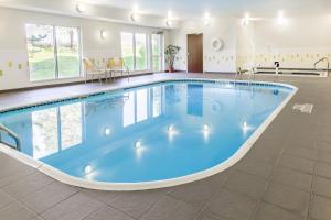 a large pool with blue water in a large building at Fairfield Inn & Suites Sioux Falls in Sioux Falls