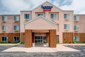 a front view of a hotel building at Fairfield Inn Green Bay Southwest in Green Bay