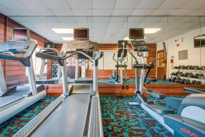 un gimnasio con filas de cintas de correr y máquinas en Fairfield Inn Green Bay Southwest, en Green Bay