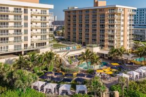 z góry widok na ośrodek z budynkami w obiekcie Fort Lauderdale Marriott Pompano Beach Resort and Spa w mieście Pompano Beach