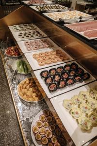 una línea de buffet con muchos tipos diferentes de repostería en Muen Yuan Dong Hot Spring Hotel en Jiaoxi