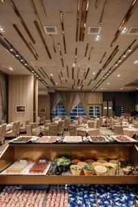 un salón de banquetes con mesas y sillas y comida a la vista en Muen Yuan Dong Hot Spring Hotel en Jiaoxi