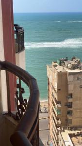 uma vista para o oceano a partir de uma varanda de um edifício em Alexandria apartment em Alexandria