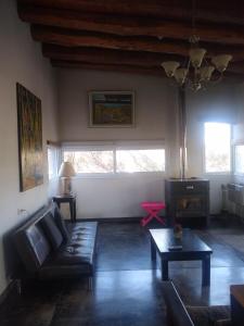 - un salon avec un canapé et une table dans l'établissement Casa Entelequia, à Las Compuertas