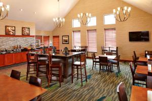 une grande salle à manger avec des tables et des chaises dans l'établissement Residence Inn Minneapolis Eden Prairie, à Eden Prairie