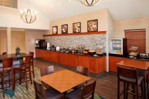 ein Restaurant mit Tischen und Stühlen und eine Bar in der Unterkunft Residence Inn Minneapolis Eden Prairie in Eden Prairie