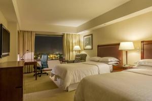 Cama ou camas em um quarto em Sheraton Mendoza Hotel