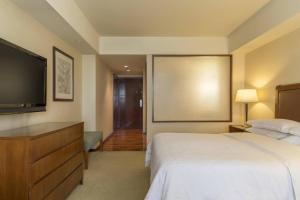 Cama ou camas em um quarto em Sheraton Mendoza Hotel