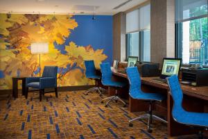 un bureau avec des bureaux et des chaises et un mur coloré dans l'établissement Courtyard by Marriott Hanover Lebanon, à Lebanon