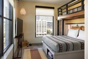 Postel nebo postele na pokoji v ubytování Moxy Oakland Uptown