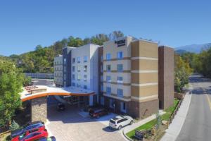 una vista aérea de un edificio con aparcamiento en Fairfield Inn & Suites by Marriott Gatlinburg Downtown en Gatlinburg