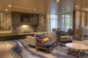 vestíbulo con sillas, sofá y mesa en Fairfield Inn & Suites by Marriott Gatlinburg Downtown en Gatlinburg
