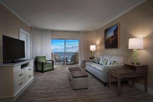 ein Wohnzimmer mit einem Sofa und einem TV in der Unterkunft Marriott's OceanWatch Villas at Grande Dunes in Myrtle Beach