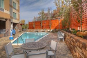 בריכת השחייה שנמצאת ב-Fairfield Inn & Suites by Marriott Gatlinburg Downtown או באזור