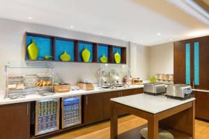 a large kitchen with aasteryasteryasteryasteryasteryasteryasteryasteryasteryasteryastery at SpringHill Suites Austin South in Austin