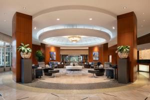 - un hall d'un hôtel avec des canapés et des chaises dans l'établissement Seattle Marriott Waterfront, à Seattle