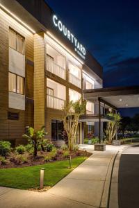 un edificio con un letrero que lee la tierra de los cortesanos en Courtyard by Marriott Columbia Northeast/Fort Jackson Area, en Columbia