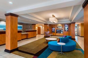 un vestíbulo de un hotel con sillas y mesas azules en Fairfield Inn & Suites Marianna, en Marianna