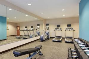 uma sala de fitness com equipamento cardiovascular e espelhos em Fairfield Inn Colorado Springs Air Force Academy em Colorado Springs