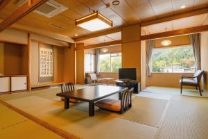 TV o dispositivi per l'intrattenimento presso Hotel Hoho "A hotel overlooking the Echigo Plain and the Yahiko mountain range" formerly Hotel Oohashi Yakata-no-Yu