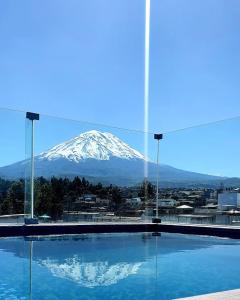 una montaña cubierta de nieve en la distancia detrás de una piscina en Vita Hoteles Arequipa en Arequipa