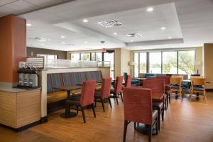 a dining room with tables and chairs and windows at Towneplace Suites By Marriott Austin North/Lakeline in Cedar Park