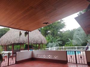 uma vista para um resort com uma piscina e um telhado de palha em FINCA-CASA DE DESCANSO GUAMO TOLIMA em Guamo