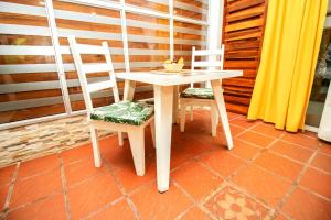 翁達的住宿－La Casona de Sara，门廊上的一张白色桌子和两把椅子