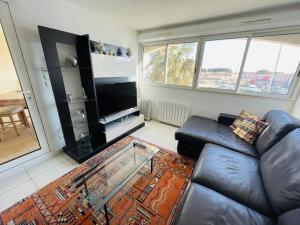 Posedenie v ubytovaní Superbe appartement au Cap d'Agde, piscine et parking - FR-1-723-3